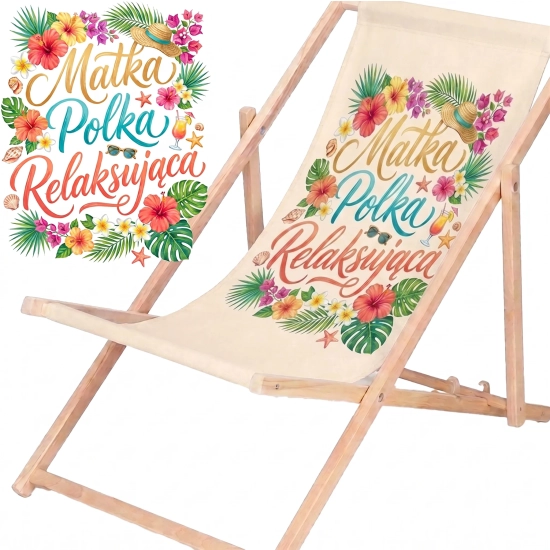 Rozłożony leżak drewniany dla mamy z materiałem w jasnym kolorze ecru na białym tle obok powiększonej grafiki z egzotycznymi kwiatami i napisem Matka Polka Relaksująca.