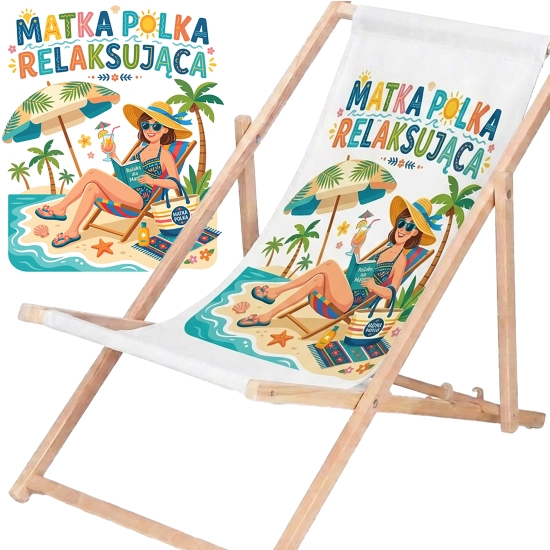 Rozłożony leżak drewniany dla mamy na białym tle obok powiększonej grafiki z kobietą relaksującą się na plaży i napisem Matka Polka Relaksująca.