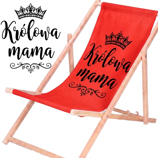 Rozłożony leżak drewniany dla mamy z materiałem w odcieniu ciemnego różu na białym tle obok powiększonej czarnej grafiki z koroną i napisem Królowa mama.