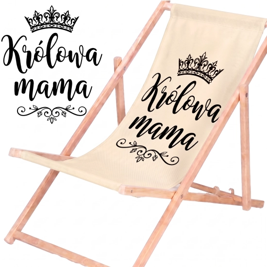 Rozłożony leżak drewniany dla mamy z materiałem w odcieniu ecru na białym tle obok powiększonej czarnej grafiki z koroną i napisem Królowa mama.