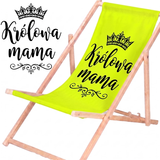 Rozłożony leżak drewniany dla mamy z materiałem w odcieniu limonkowej zieleni na białym tle obok powiększonej czarnej grafiki z koroną i napisem Królowa mama.