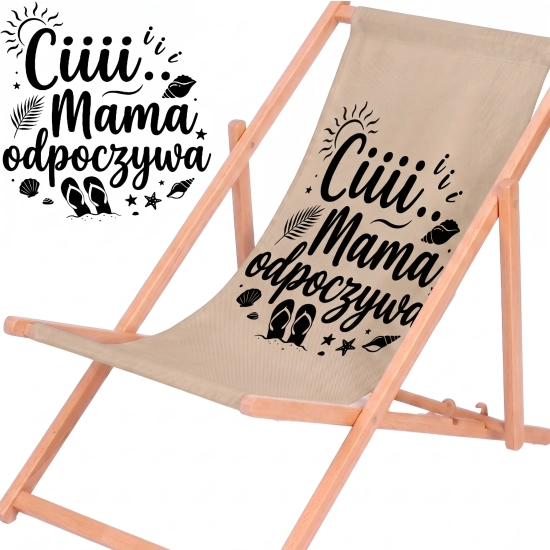 Rozłożony leżak drewniany dla mamy z materiałem w odcieniu cappuccino na białym tle obok powiększonej czarnej grafiki z plażowymi motywami i napisem Ciiii... Mama odpoczywa.