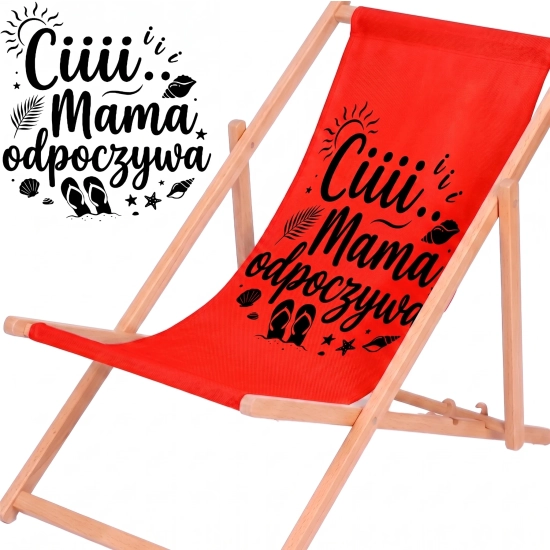 Rozłożony leżak drewniany dla mamy z materiałem w odcieniu czerwonym na białym tle obok powiększonej czarnej grafiki z plażowymi motywami i napisem Ciiii... Mama odpoczywa.