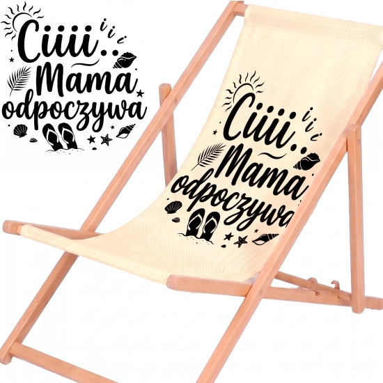Rozłożony leżak drewniany dla mamy z materiałem w jasnym odcieniu ecru na białym tle obok powiększonej czarnej grafiki z plażowymi motywami i napisem Ciiii... Mama odpoczywa.