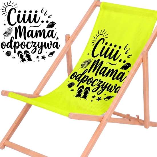 Rozłożony leżak drewniany dla mamy z materiałem w odcieniu limonkowej zieleni na białym tle obok powiększonej czarnej grafiki z plażowymi motywami i napisem Ciiii... Mama odpoczywa.