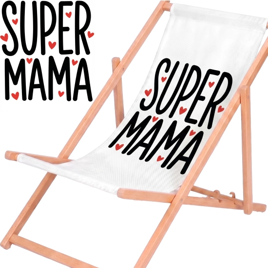 Rozłożony leżak drewniany dla mamy na białym tle obok powiększonej, czarnej grafiki z czerwonymi sercami i napisem Super Mama