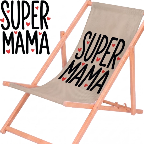 Rozłożony leżak drewniany dla mamy z materiałem w odcieniu cappuccino na białym tle obok powiększonej czarnej grafiki z napisem Super Mama i czerwonymi serduszkami.