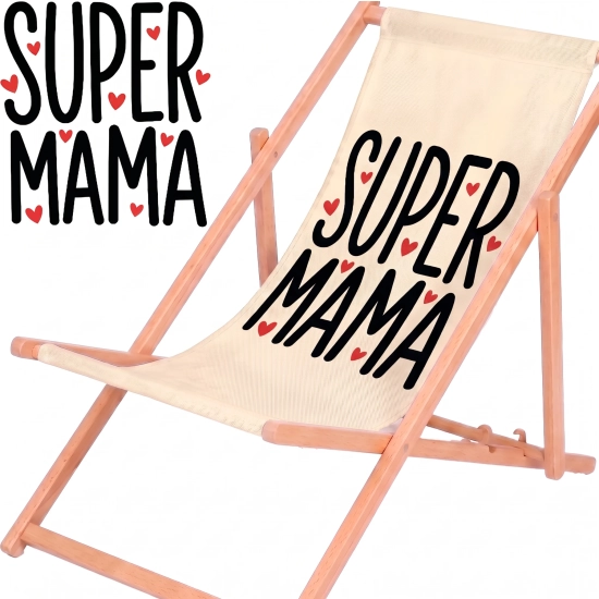 Rozłożony leżak drewniany dla mamy z materiałem w jasnym odcieniu ecru na białym tle obok powiększonej czarnej grafiki z napisem Super Mama i czerwonymi serduszkami.