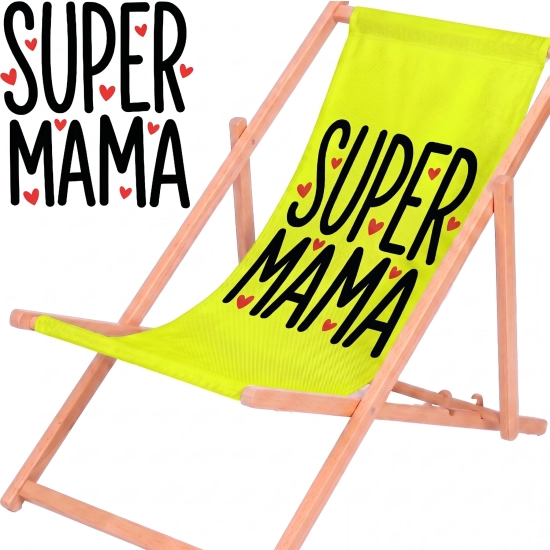 Rozłożony leżak drewniany dla mamy z materiałem w odcieniu limonkowej zieleni na białym tle obok powiększonej czarnej grafiki z napisem Super Mama i czerwonymi serduszkami.