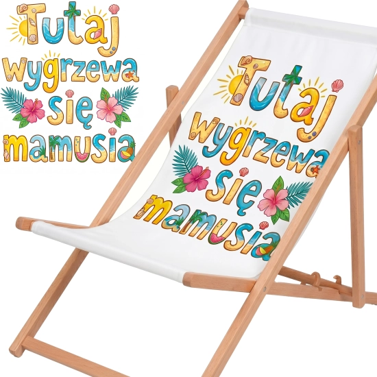 Rozłożony leżak drewniany dla mamy na białym tle obok powiększonej, letniej grafiki z wakacyjnymi motywami i napisem Tutaj wygrzewa się mamusia.