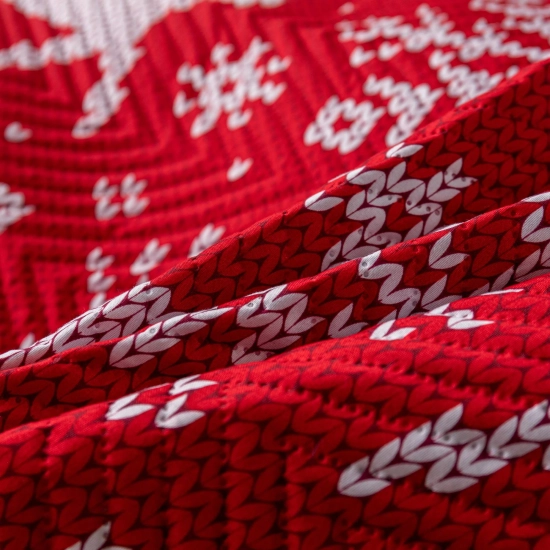 Zbliżenie na pikowaną tkaninę świątecznej narzuty z certyfikatem OEKO-TEX®