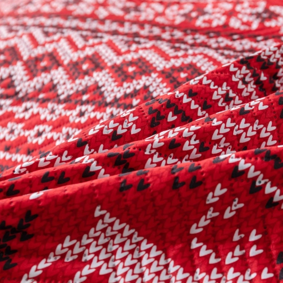 Zbliżenie na pikowaną tkaninę świątecznej narzuty z certyfikatem OEKO-TEX®