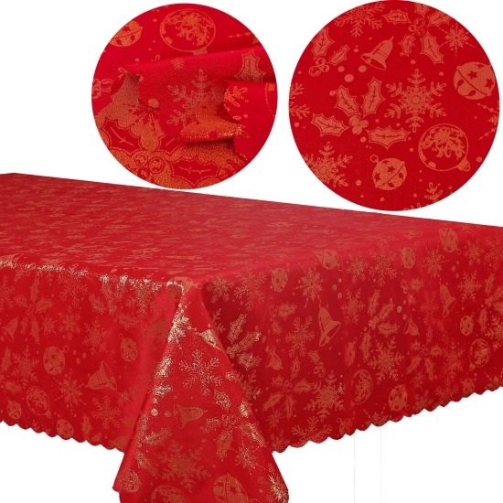 Stół udekorowany czerwonym obrusem świątecznym w złote wzory i świecami