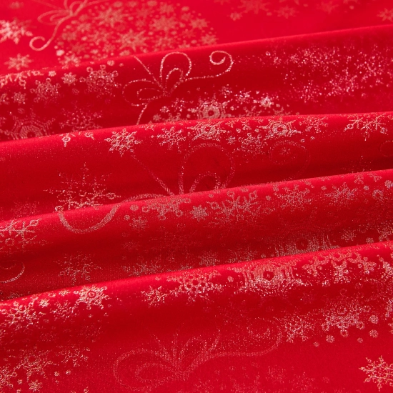 Elegancki obrus bożonarodzeniowy czerwony ze srebrnymi wzorami i połyskiem
