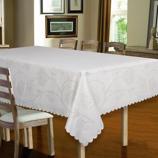 Biały obrus świąteczny w srebrne gwiazdki 160x220 cm na stole w salonie