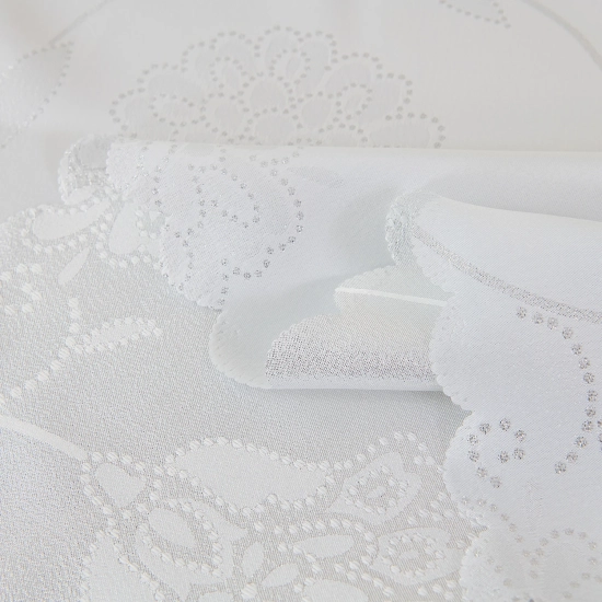 Świąteczny obrus w srebrne gwiazdy na dużym stole wigilijnym