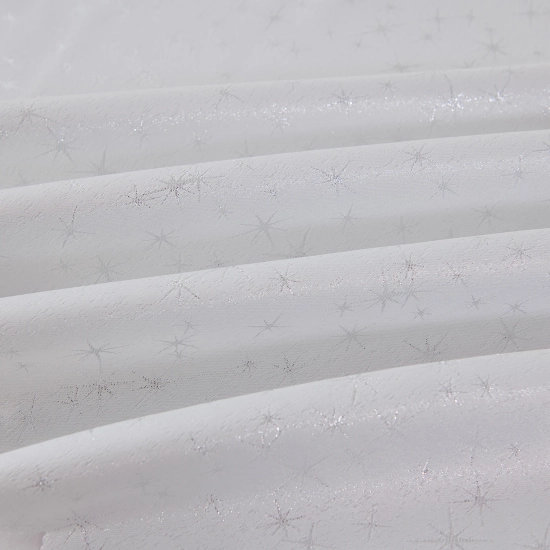 Świąteczny obrus biały w srebrne gwiazdy na stole wigilijnym