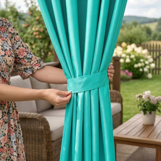 Sposób eleganckiego upięcia jasnej zasłony do altany za pomocą dołączonej do zestawu materiałowej szarfy