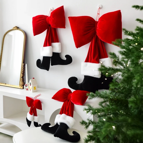 czerwona kokarda bożonarodzeniowa na kominek