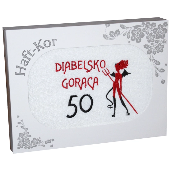 RĘCZNIK 70x140 Z HAFTEM NA PREZENT 50 URODZINY DIABELSKO GORĄCA PIĘĆDZIESIĄTKA
