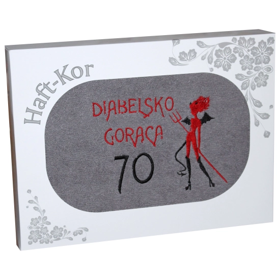 RĘCZNIK 70x140 Z HAFTEM NA PREZENT 70 URODZINY DIABELSKO GORĄCA SIEDEMDZIESIĄTKA