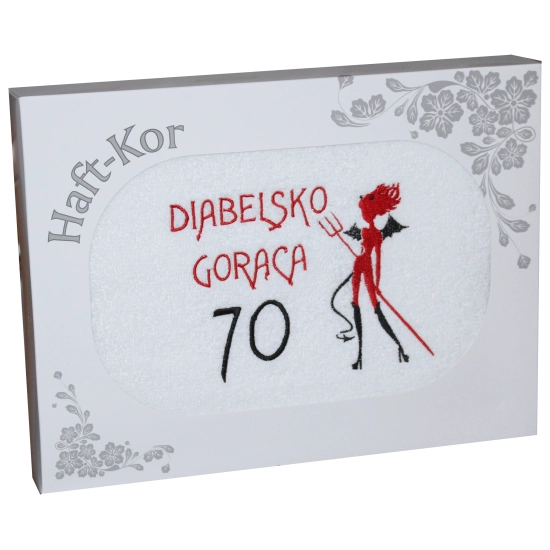 RĘCZNIK 70x140 Z HAFTEM NA PREZENT 70 URODZINY DIABELSKO GORĄCA SIEDEMDZIESIĄTKA
