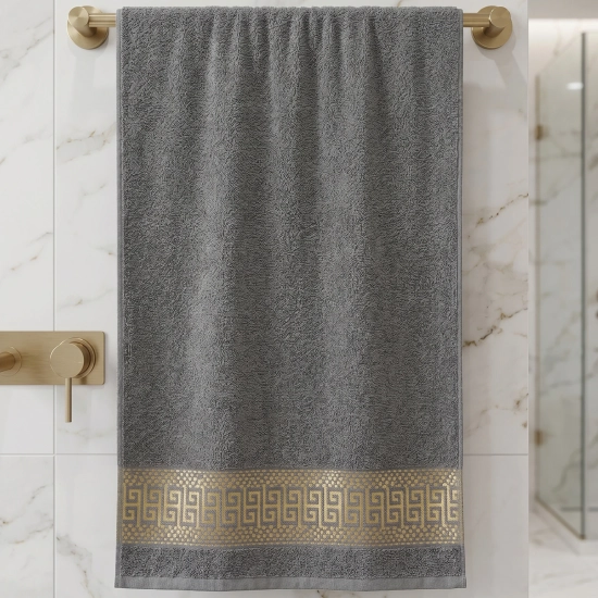 Ciemnoszary ręcznik PERLA w stylu glamour ze złotym geometrycznym detalem w nowoczesnej łazience.