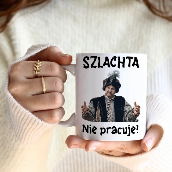 ŚMIESZNY KUBEK 330ml PREZENT SERIAL 1670 JAN PAWEŁ - SZLACHTA NIE PRACUJE