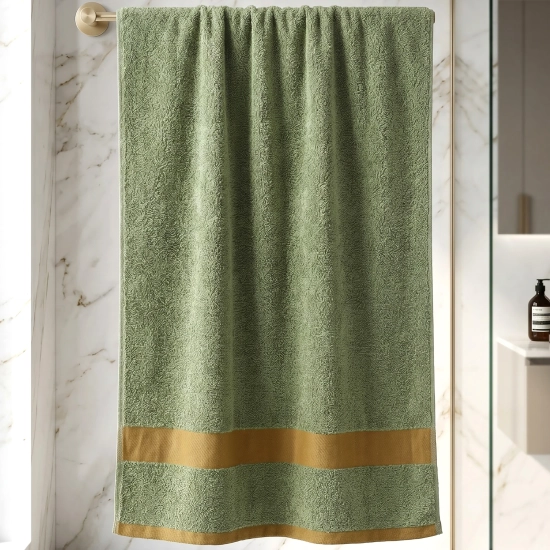 Szałwiowy zielony ręcznik do rąk PRIMO 50x100 cm z żakardowym wzorem wiszący na złotym drążku w nowoczesnym wnętrzu.
