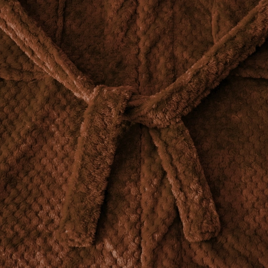 Detal wiązania paska w grubym brązowym szlafroku kąpielowym z wysokogatunkowej mikrofibry