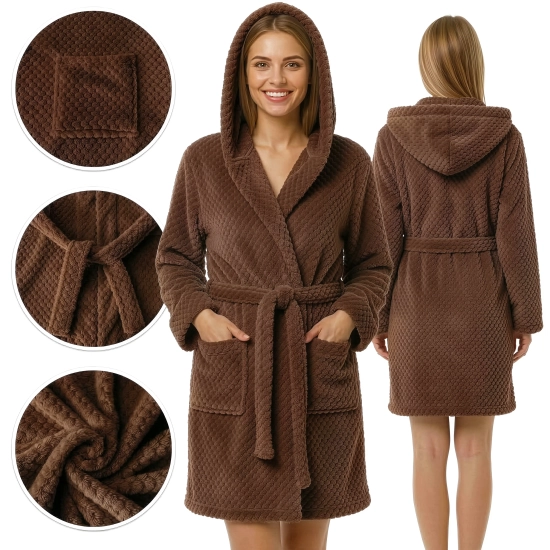 Kobieta prezentująca przód i tył ciepłego brązowego szlafroka z kapturem i kieszeniami na białym tle