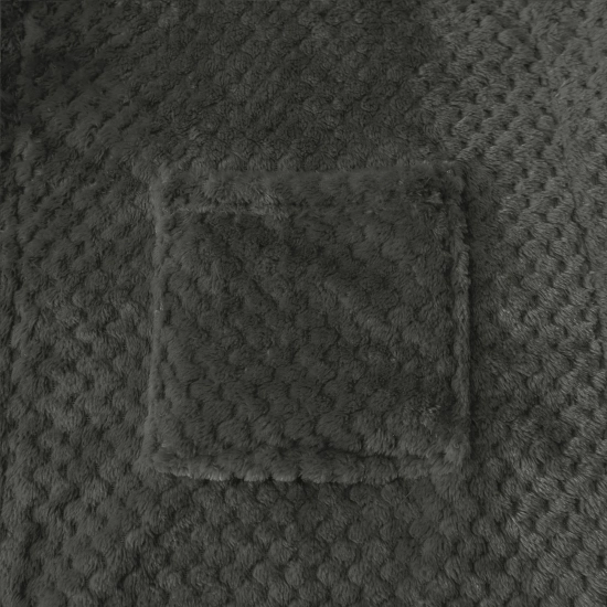 Zbliżenie na puszysty materiał ciemnoszarego szlafroka z wytłaczanym wzorem i naszytą pojemną kieszenią