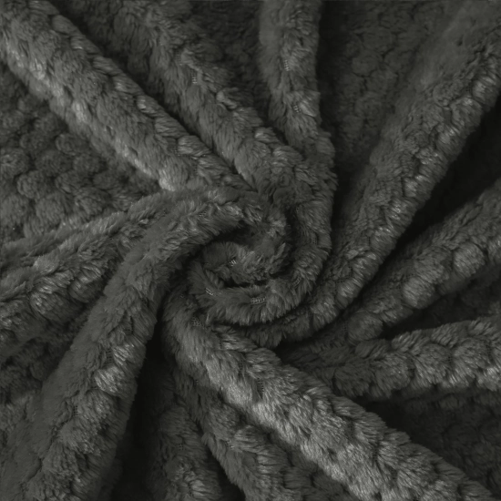 Tekstura miękkiej mikrofibry grafitowego szlafroka ułożona w przestrzenną falę ukazująca gęstość materiału