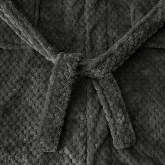 Detal wiązania paska w grubym ciemnoszarym szlafroku kąpielowym z wysokogatunkowej mikrofibry