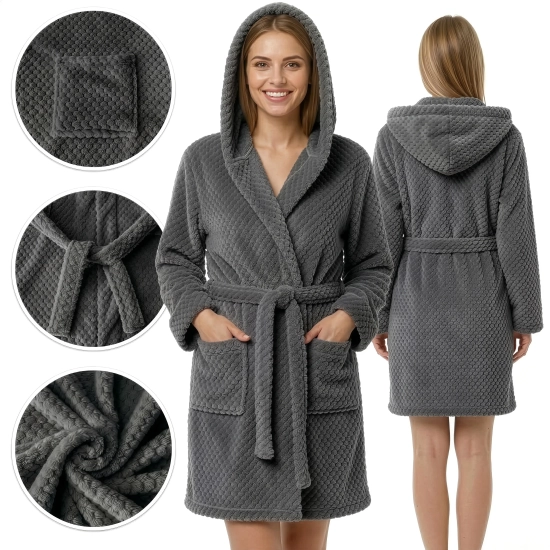 Kobieta prezentująca przód i tył ciepłego ciemnoszarego szlafroka z kapturem i kieszeniami na białym tle