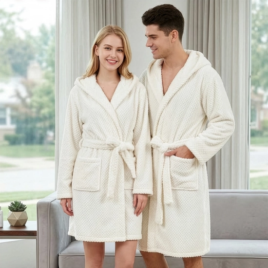 Uśmiechnięta para w łazience ubrana w grube kremowe szlafroki kąpielowe z kapturem z miękkiej mikrofibry