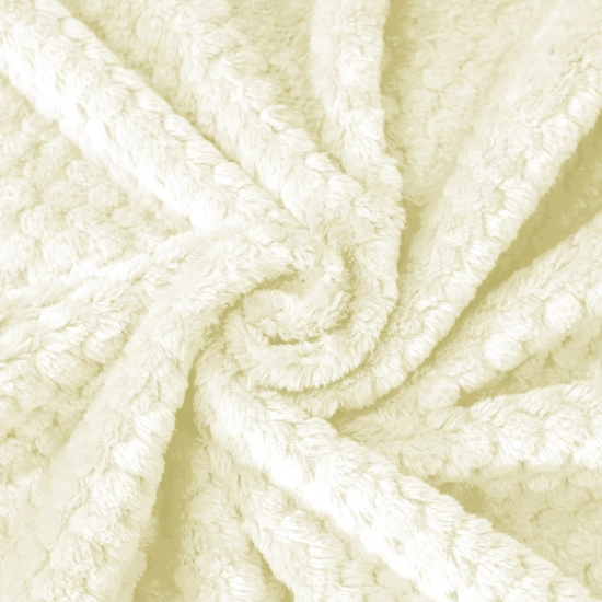 Zbliżenie na puszysty materiał kremowego szlafroka z wytłaczanym wzorem i naszytą pojemną kieszenią