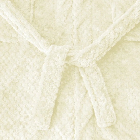 Tekstura miękkiej mikrofibry jasnego szlafroka ułożona w przestrzenną falę ukazująca gęstość materiału