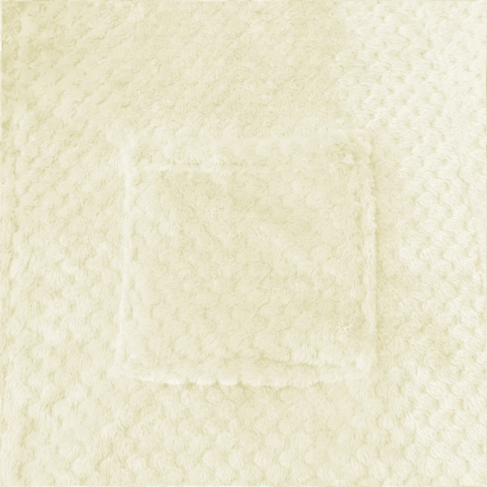 Detal wiązania paska w grubym kremowym szlafroku kąpielowym z wysokogatunkowej mikrofibry