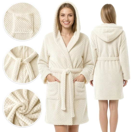 Kobieta prezentująca przód i tył ciepłego kremowego szlafroka z kapturem i kieszeniami na białym tle