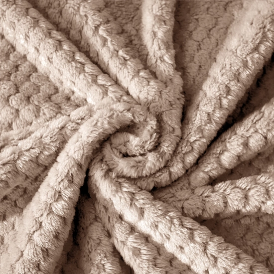 Tekstura miękkiej mikrofibry jasnobrązowego szlafroka ułożona w przestrzenną falę ukazująca gęstość materiału