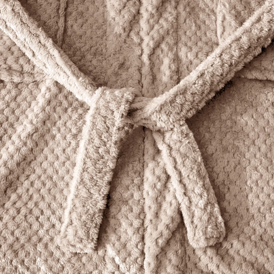 Detal wiązania paska w grubym beżowym szlafroku kąpielowym z wysokogatunkowej mikrofibry