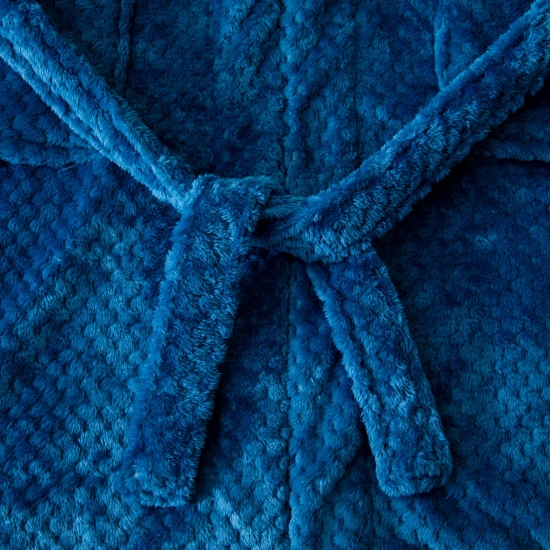 Detal wiązania paska w grubym niebieskim szlafroku kąpielowym z wysokogatunkowej mikrofibry