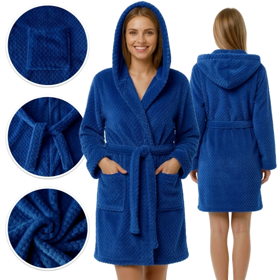 Kobieta prezentująca przód i tył ciepłego niebieskiego szlafroka z kapturem i kieszeniami na białym tle