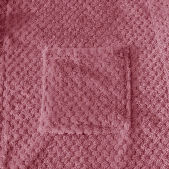 Zbliżenie na puszysty materiał jasnoróżowego szlafroka z wytłaczanym wzorem i naszytą pojemną kieszenią