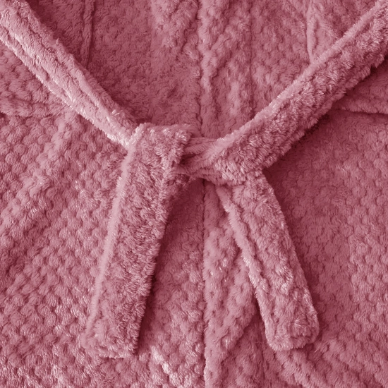 Detal wiązania paska w grubym różowym szlafroku kąpielowym z wysokogatunkowej mikrofibry