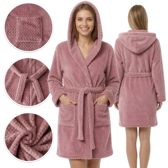 Kobieta prezentująca przód i tył ciepłego szlafroka w odcieniu pudrowego różu z kapturem i kieszeniami na białym tle