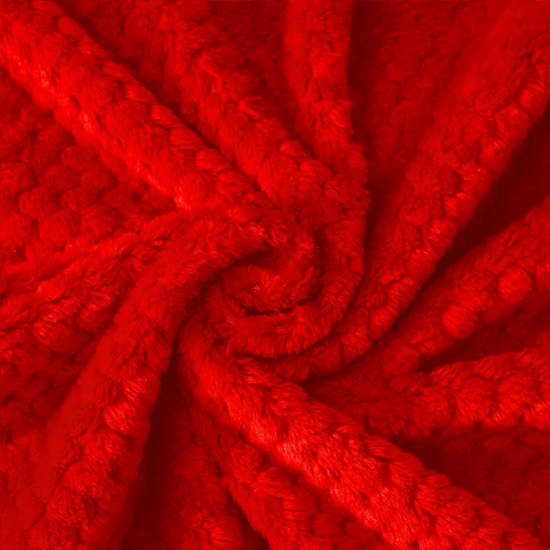 Tekstura miękkiej mikrofibry czerwonego szlafroka ułożona w przestrzenną falę ukazująca gęstość
