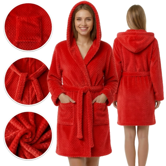 Kobieta prezentująca przód i tył ciepłego czerwonego szlafroka z kapturem i kieszeniami na białym tle