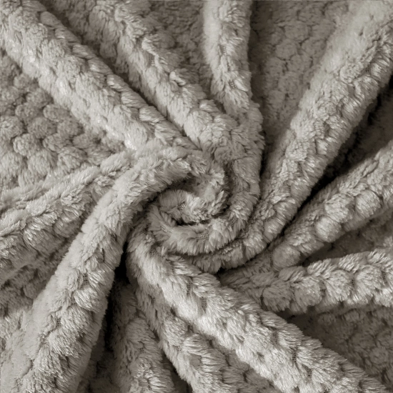 Tekstura miękkiej mikrofibry jasnoszarego szlafroka ułożona w przestrzenną falę ukazująca gęstość materiału